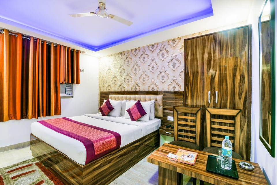 Economy Room, 1 King Bed | Egyptian cotton sheets, premium bedding, in-room safe, desk