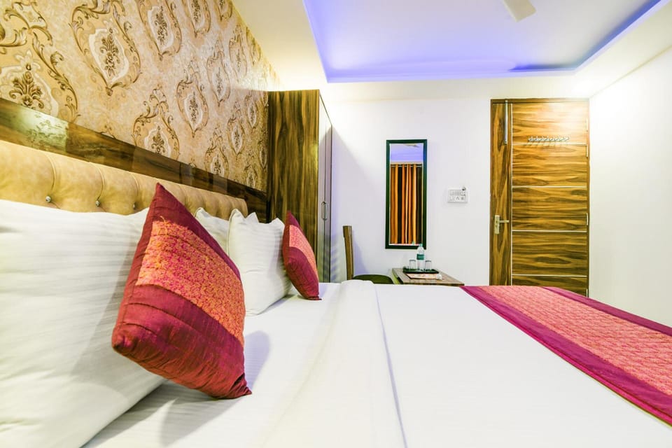 Egyptian cotton sheets, premium bedding, in-room safe, desk