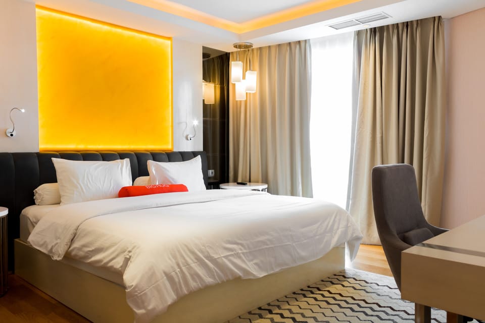 Suite (HARRIS) | In-room safe, desk, laptop workspace, iron/ironing board