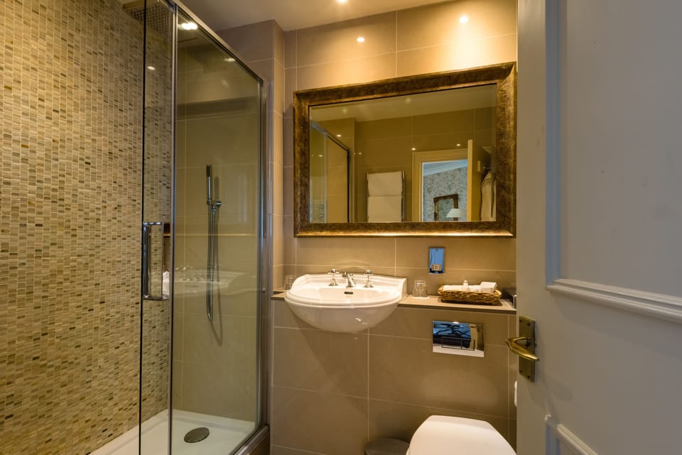 Small Cottage Room | Bathroom | Deep soaking tub, free toiletries, hair dryer, bathrobes