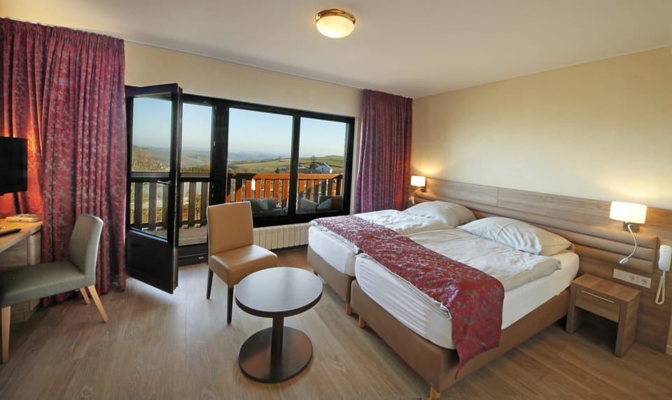 Double Room, Balcony | Hypo-allergenic bedding, in-room safe, desk, blackout drapes