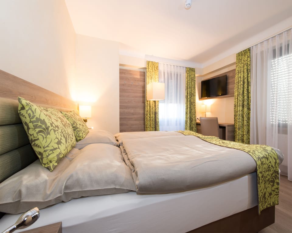 Hypo-allergenic bedding, in-room safe, desk, blackout drapes