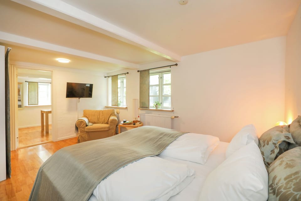 Suite | Desk, soundproofing, WiFi (free), bed sheets