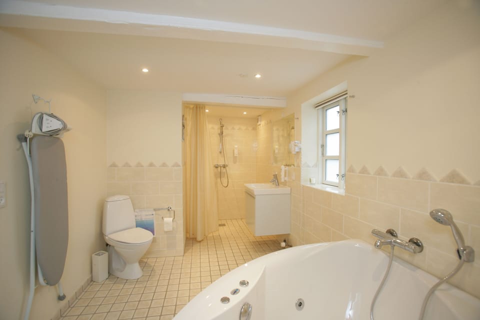 Suite | Jetted tub