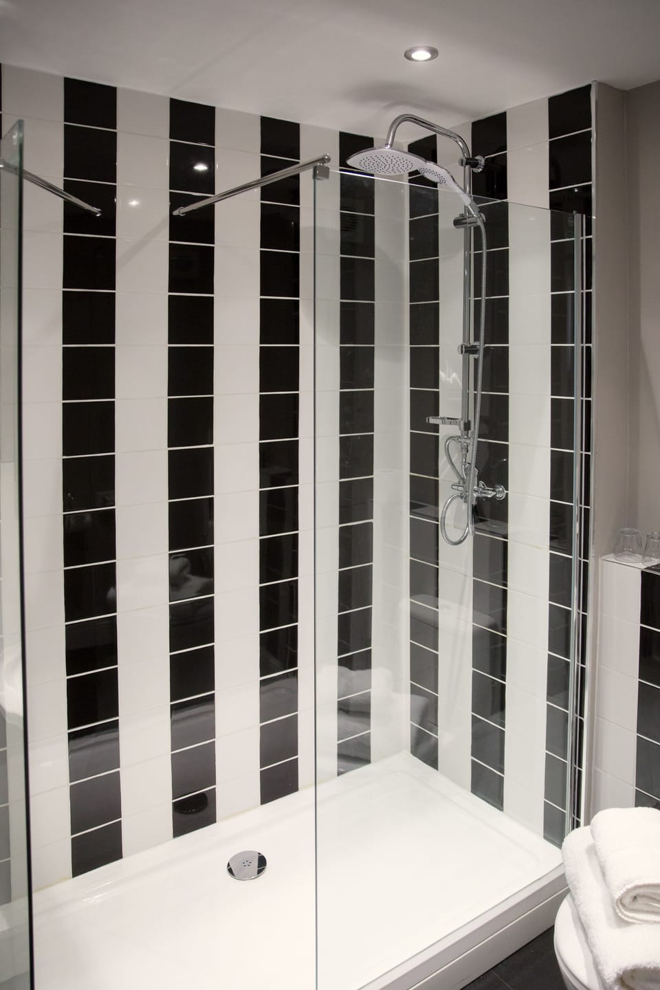 Family Room | Bathroom | Combined shower/tub, free toiletries, hair dryer, towels