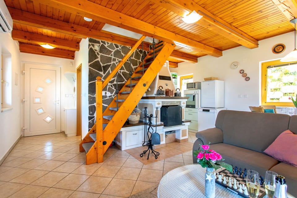 Family House, 2 Bedrooms, Fireplace, Mountain View | Interior