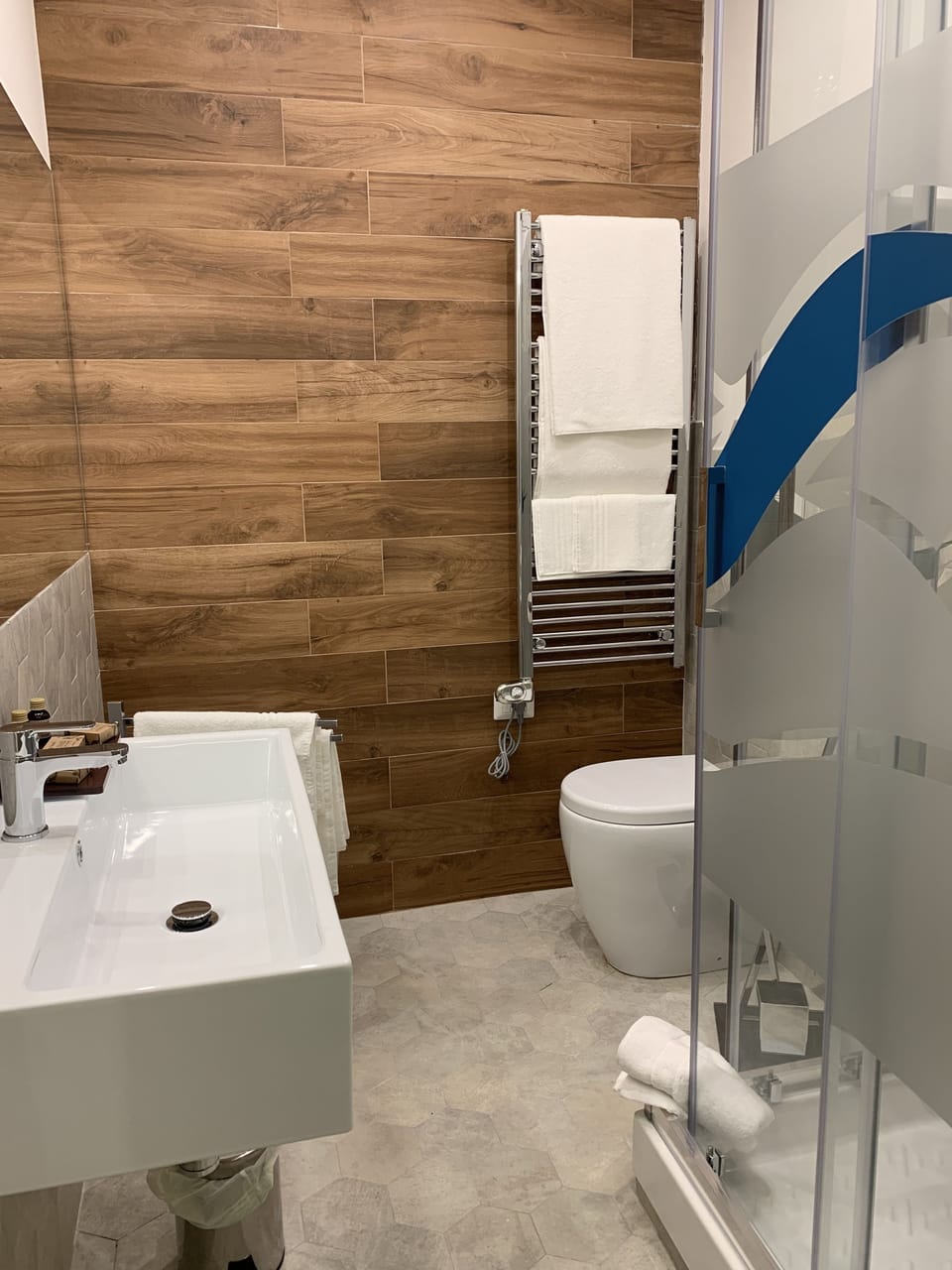 Superior Triple Room | Bathroom | Shower, rainfall showerhead, free toiletries, hair dryer