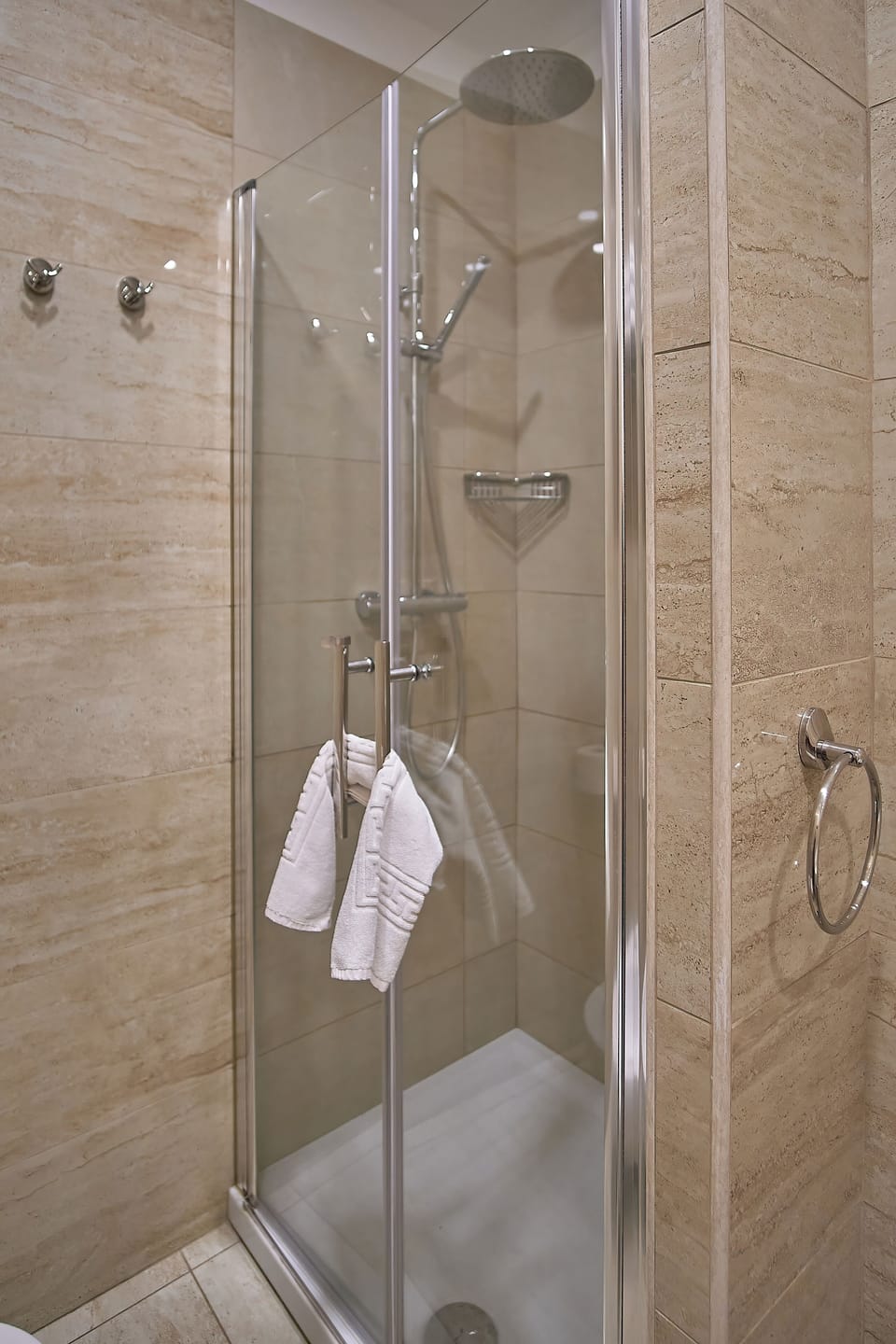 Shower, rainfall showerhead, free toiletries, hair dryer