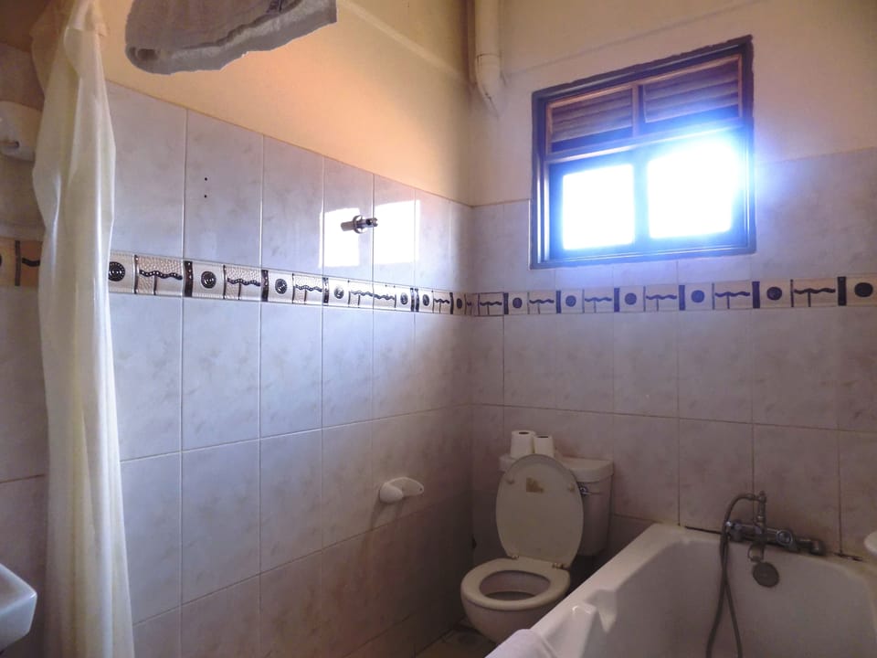 Combined shower/tub, deep soaking tub, rainfall showerhead
