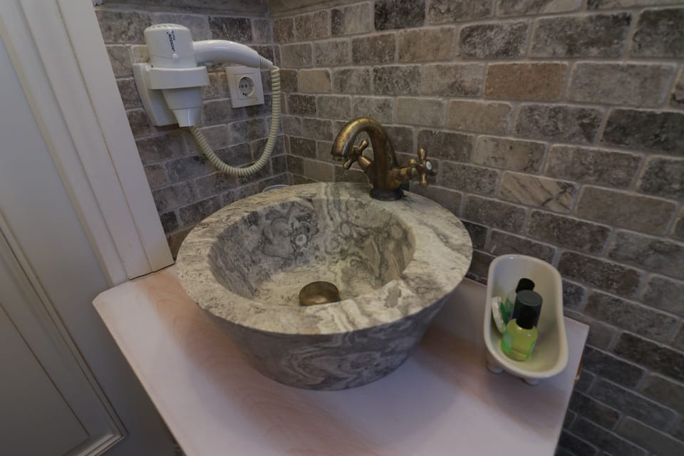 Comfort Triple Room | Bathroom sink