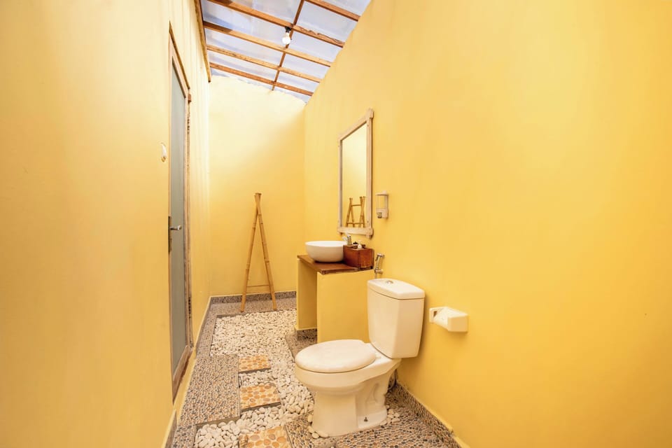 Deluxe Double Room, 1 Double Bed, Mountain View | Bathroom | Shower, free toiletries, bidet, towels