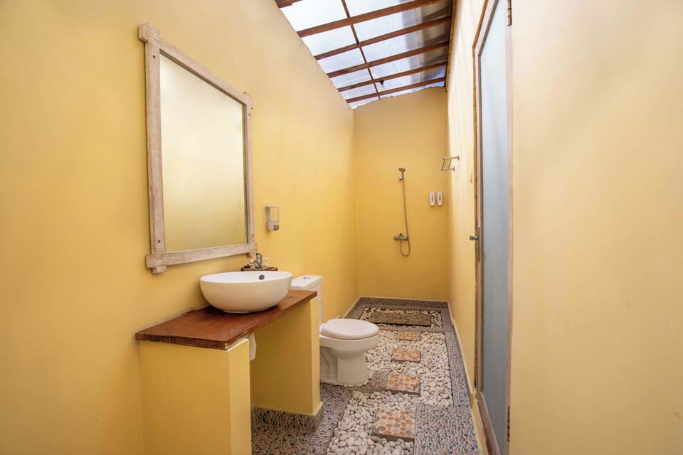 Deluxe Double Room, 1 Double Bed, Mountain View | Bathroom | Shower, free toiletries, bidet, towels