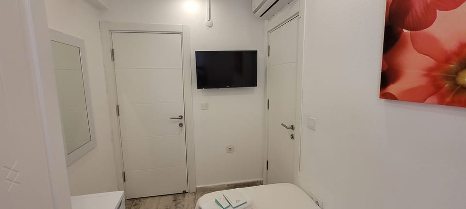 Standard Single Room | Minibar, iron/ironing board (on request), WiFi (free), bed sheets