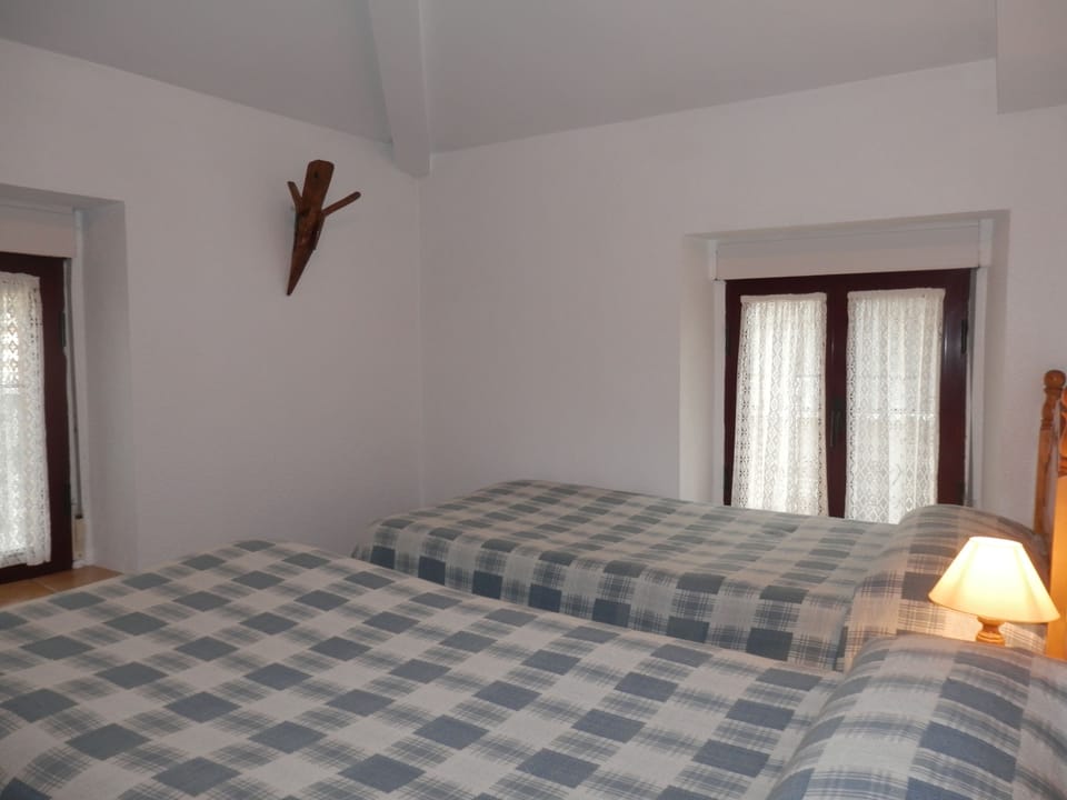 Family House, 3 Bedrooms | Iron/ironing board, bed sheets