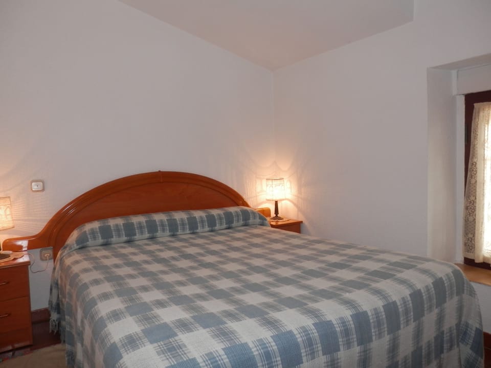Family House, 3 Bedrooms | Iron/ironing board, bed sheets
