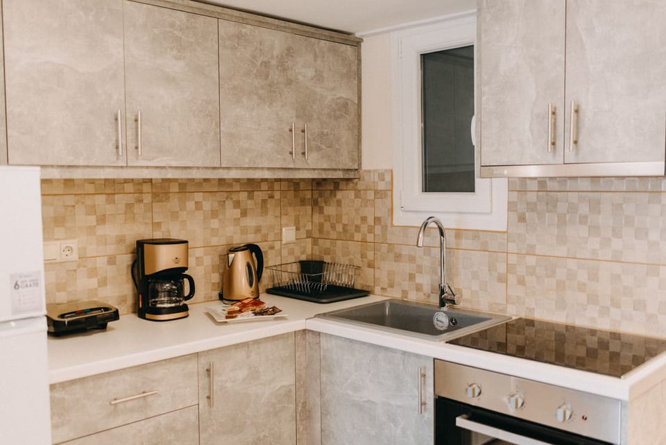 Deluxe Apartment, 1 Queen Bed with Sofa bed, Kitchen, Courtyard View | Private kitchen | Full-size fridge, microwave, oven, stovetop
