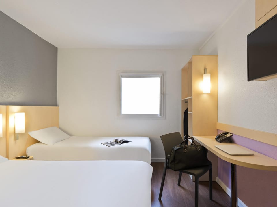Triple Room, 1 Double Bed | Desk, soundproofing, iron/ironing board, free cribs/infant beds