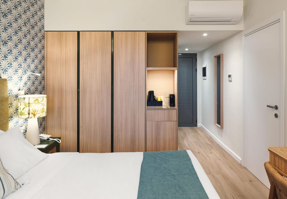 Minibar, in-room safe, desk, laptop workspace