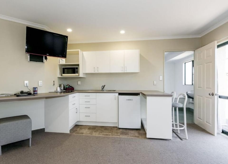 Executive Studio | Private kitchenette | Mini-fridge, microwave, coffee/tea maker, electric kettle