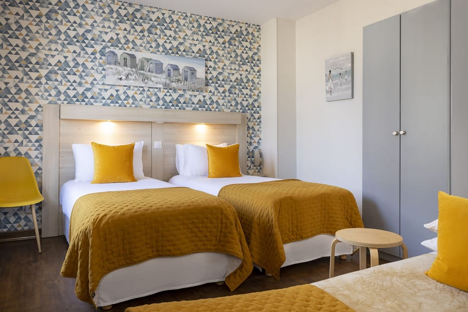 Classic Triple Room | Individually decorated, individually furnished, desk, laptop workspace