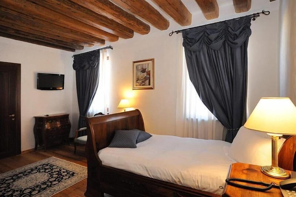 Deluxe Double Room | Minibar, in-room safe, individually furnished, desk