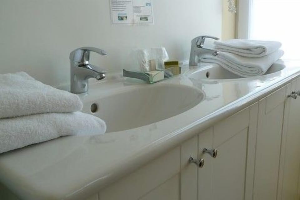 Bathroom sink