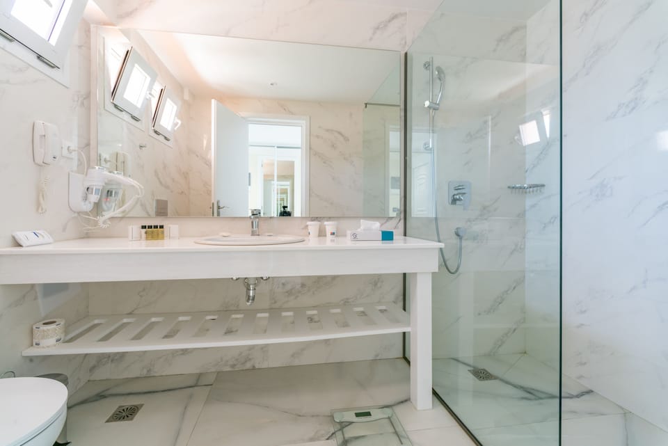 Double Room, Pool Access (Swim-Up) | Bathroom | Shower, hair dryer, towels