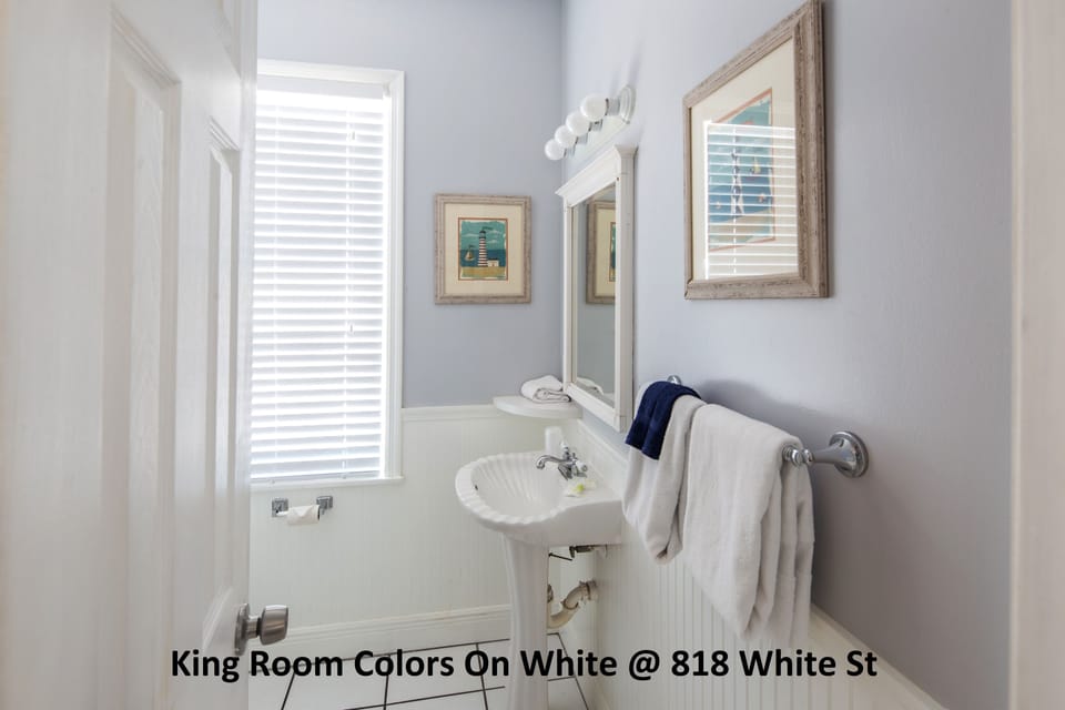 Coconut King | Bathroom | Shower, towels