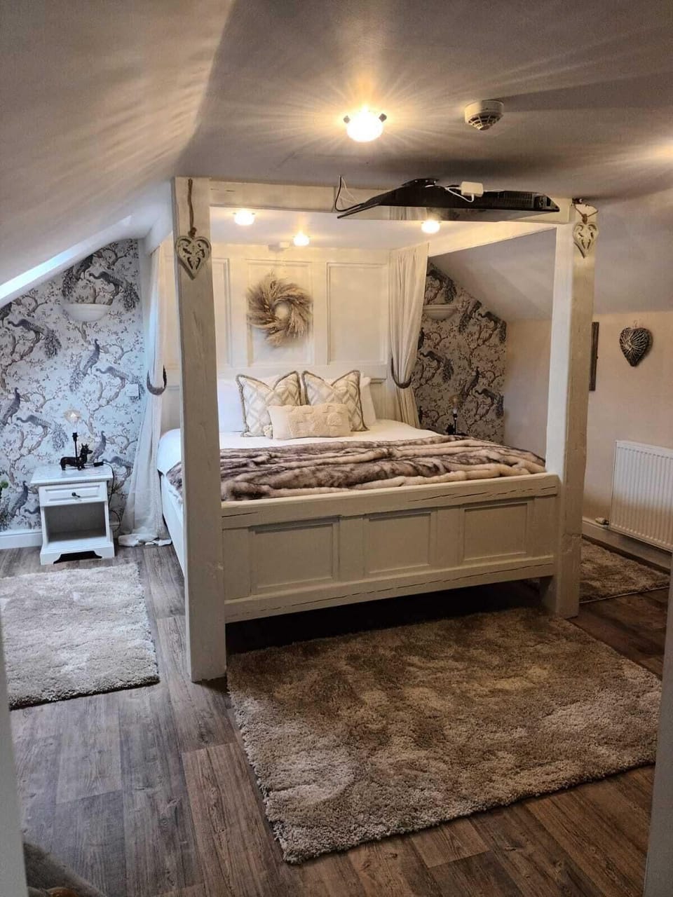 Basic Room, 1 Queen Bed | Desk, laptop workspace, free WiFi, bed sheets