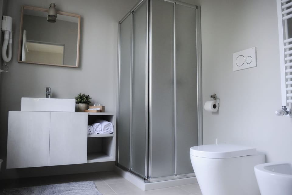 Triple Room | Bathroom | Shower, free toiletries, bidet, towels