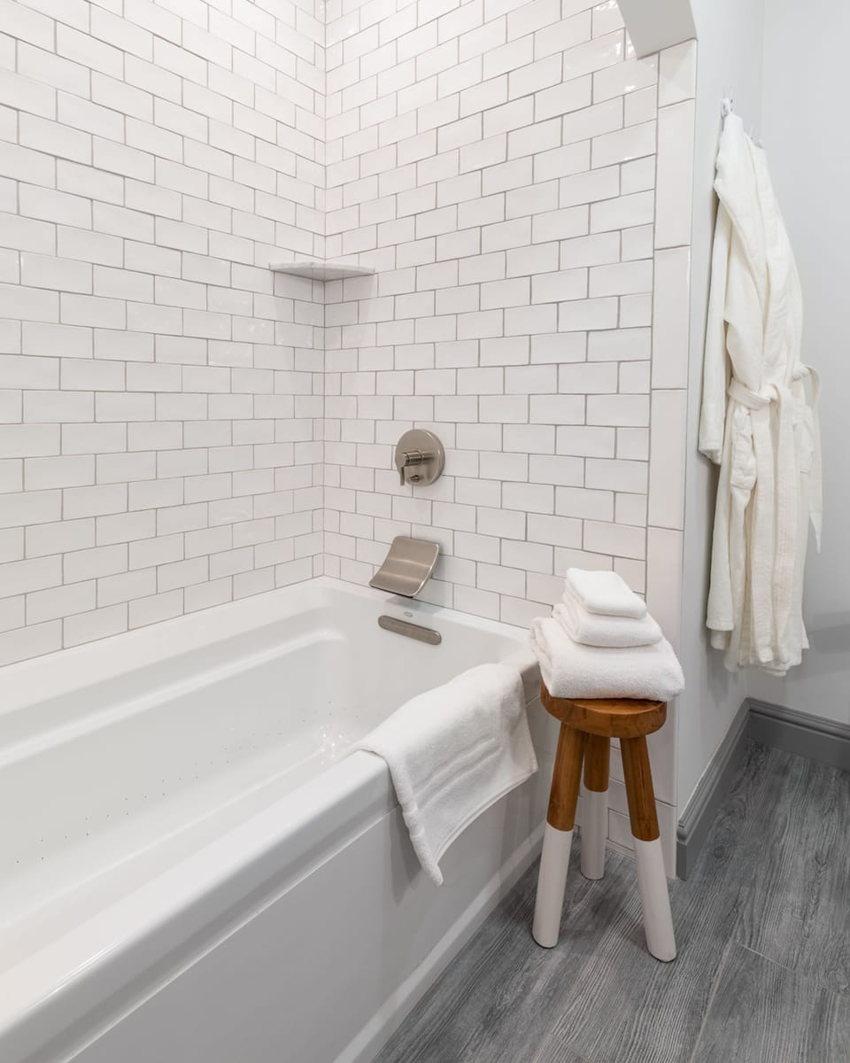 Deluxe Room | Bathroom | Hair dryer, towels