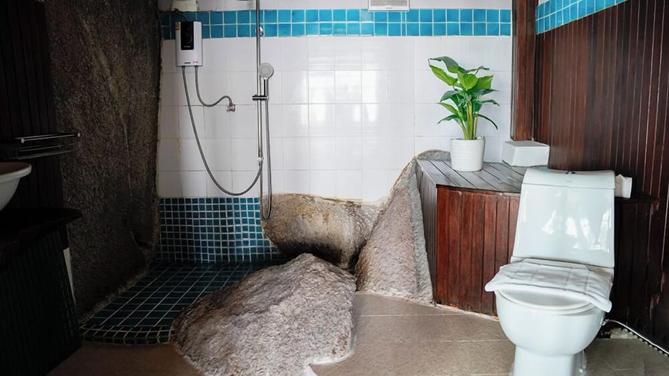 Pavilion Seafront Family villa | Bathroom | Shower, free toiletries, hair dryer, bathrobes