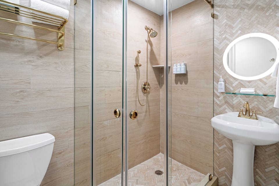 Room, 1 Queen Bed (Cardozo Courtyard) | Bathroom | Shower, rainfall showerhead, free toiletries, hair dryer