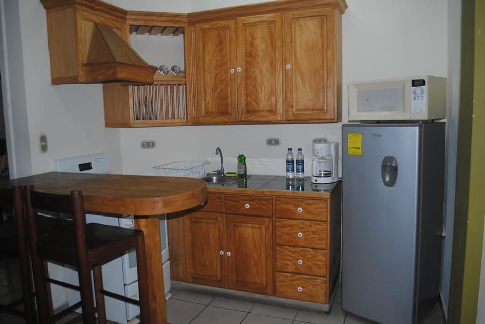 Deluxe Room, 1 Queen Bed, Non Smoking, Hill View | Living area | 32-inch plasma TV with cable channels, TV