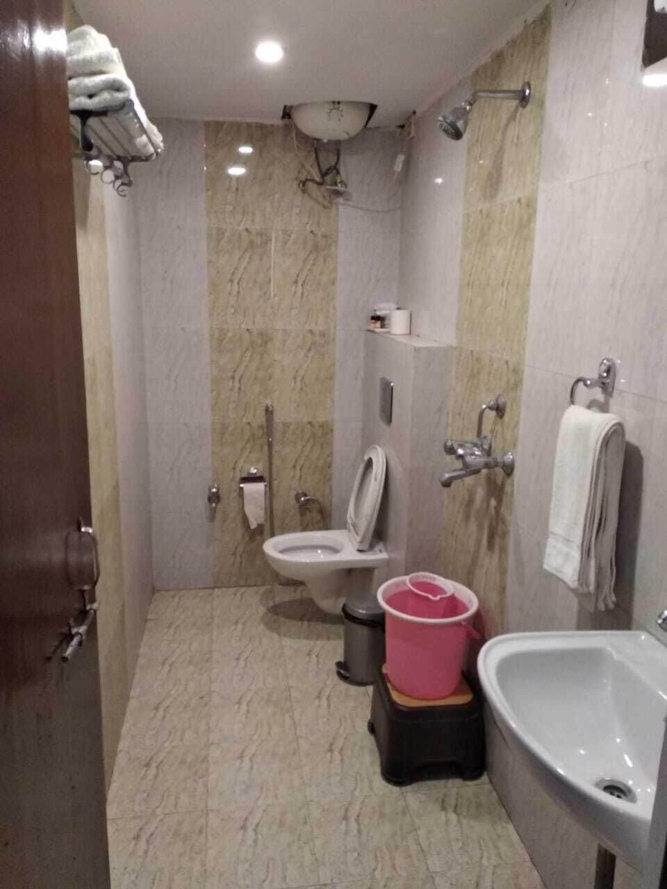 Saptarishi Suite | Bathroom | Shower, free toiletries, slippers, towels