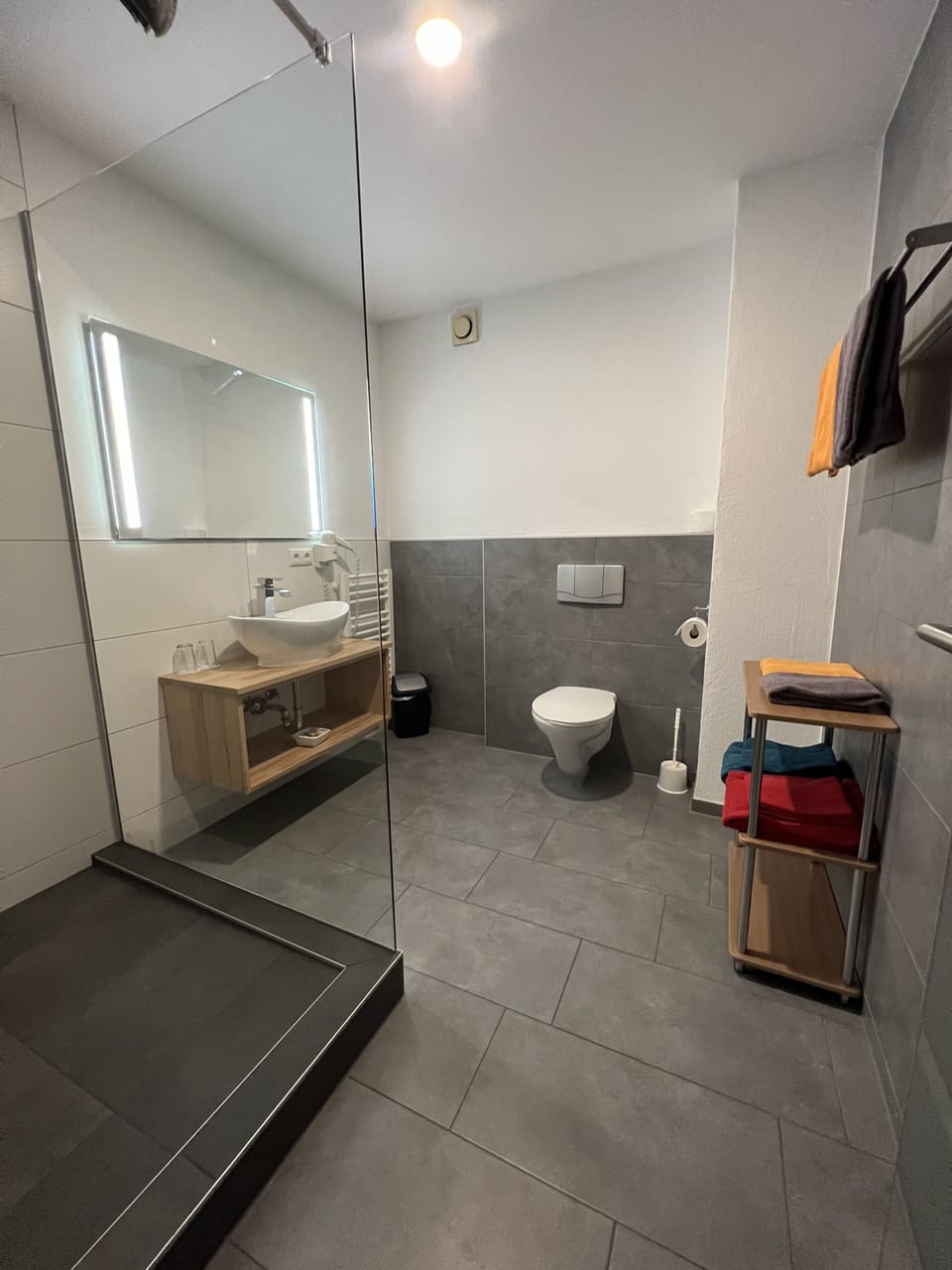 Family Room | Bathroom | Shower, free toiletries, hair dryer