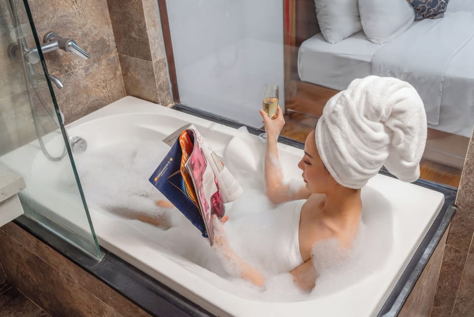 Deluxe Family Room | Bathroom | Free toiletries, hair dryer, slippers, towels