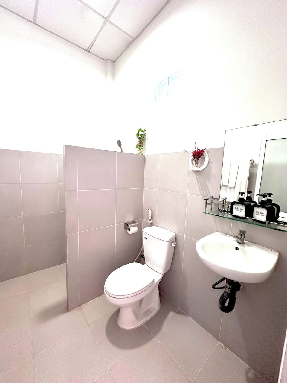 Shower, free toiletries, slippers, bidet