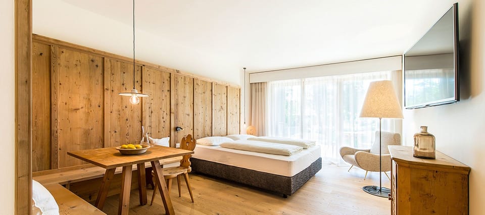 Hypo-allergenic bedding, memory foam beds, minibar, in-room safe
