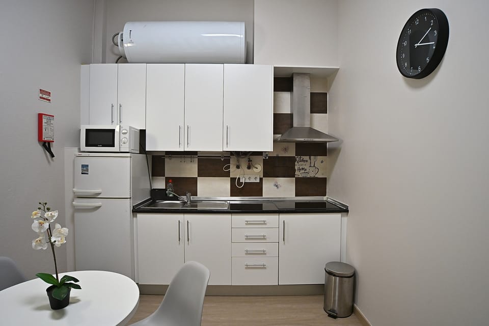 Studio, Private Bathroom (1st Floor) | Private kitchen