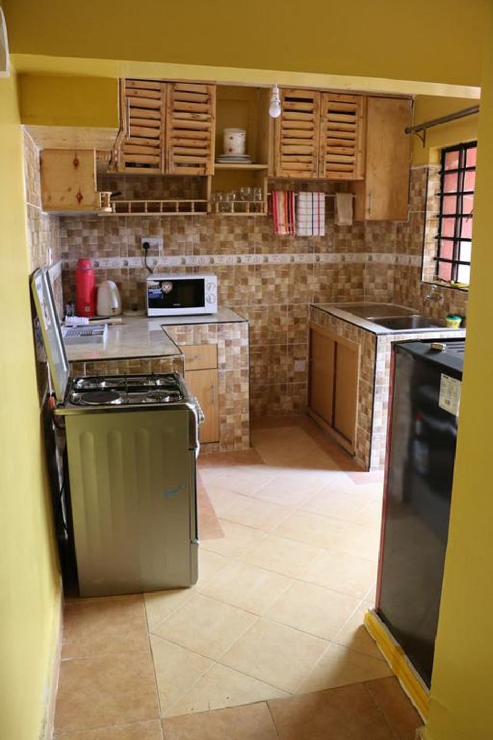Apartment, 2 Bedrooms | Shared kitchen | Fridge, microwave, oven, stovetop
