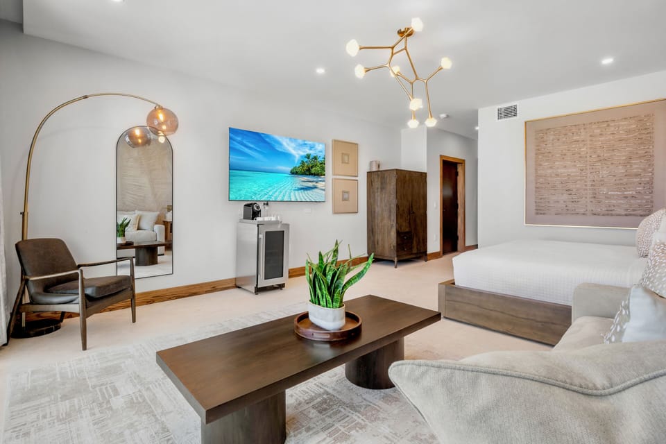 Beachfront Luxury One Bedroom King Suite | Living area