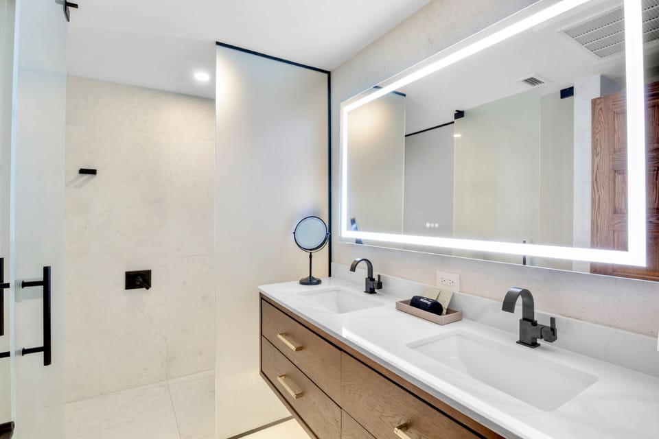 Combined shower/tub, free toiletries, hair dryer, towels
