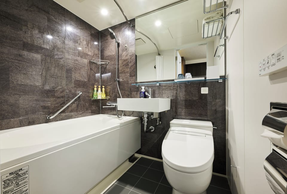 Combined shower/tub, rainfall showerhead, free toiletries, hair dryer