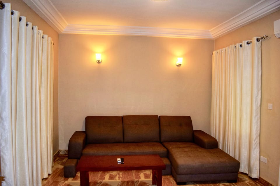 Classic Suite, Smoking | Living area | 30-inch LCD TV with satellite channels, TV
