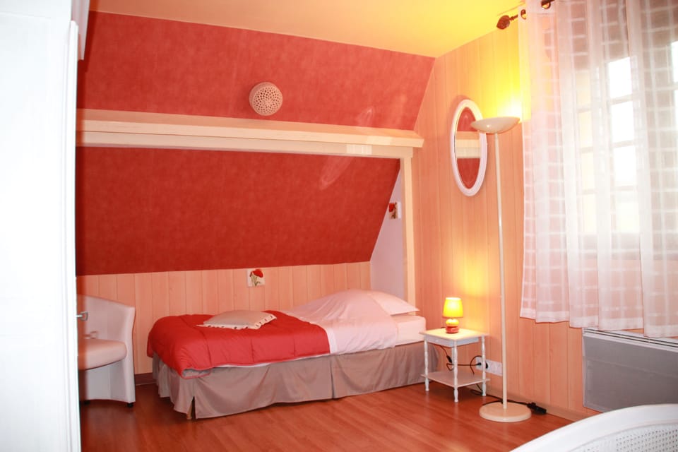 Suite, 2 Bedrooms | Iron/ironing board, free cribs/infant beds, free WiFi, bed sheets