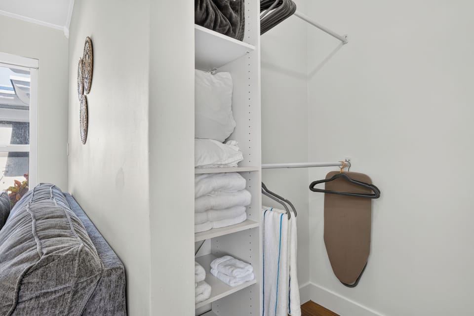 Deluxe Studio | Desk, iron/ironing board, WiFi (free), bed sheets