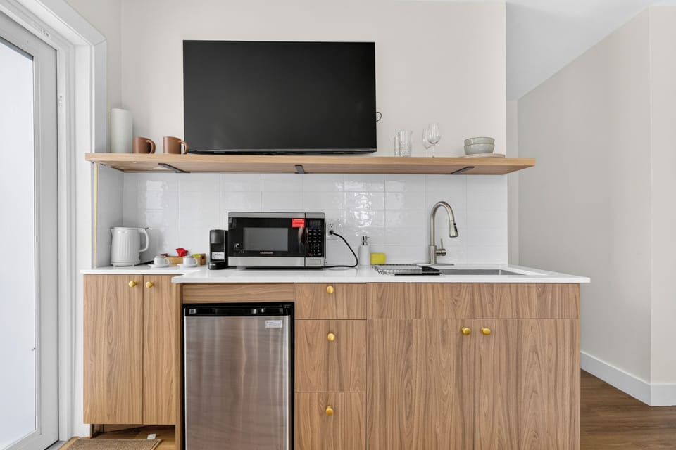 Standard Studio | Private kitchenette | Coffee/tea maker, fridge, microwave, electric kettle