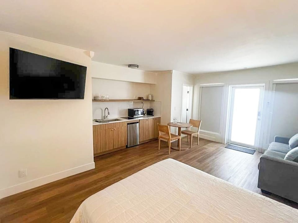 Deluxe Studio | Desk, iron/ironing board, free WiFi, bed sheets
