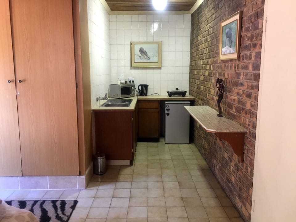 Chalet | Private kitchenette | Fridge, microwave, cookware/dishes/utensils